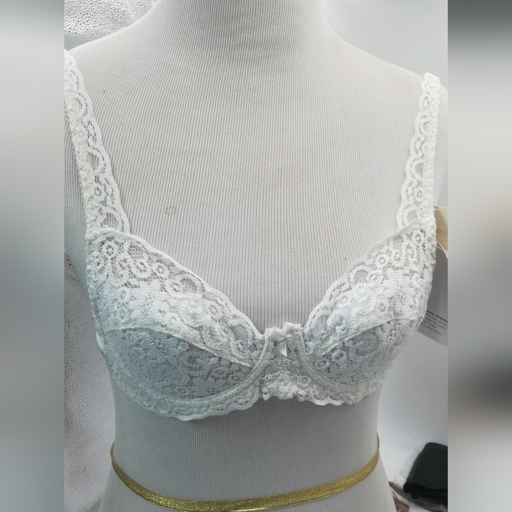 Lace Underwire Bra in White - Women's Intimates